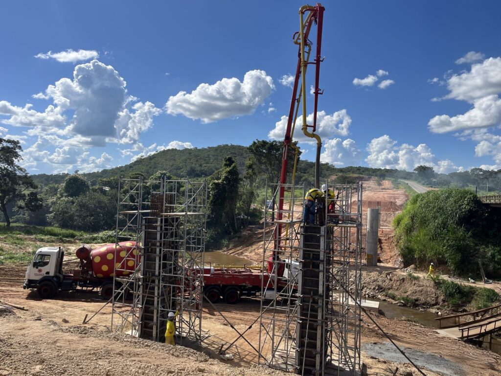 Ponte em construção sobre o Córrego Cachoeirinha integra primeira etapa dos serviços de duplicação da GO-330, em Catalão (Foto: Goinfra)