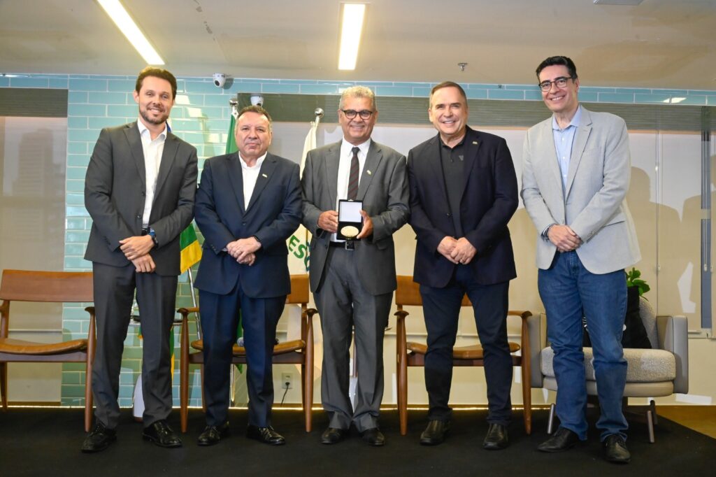 Diretor-presidente do Sicoob UniCentro Br recebe medalha comemorativa do cooperativismo