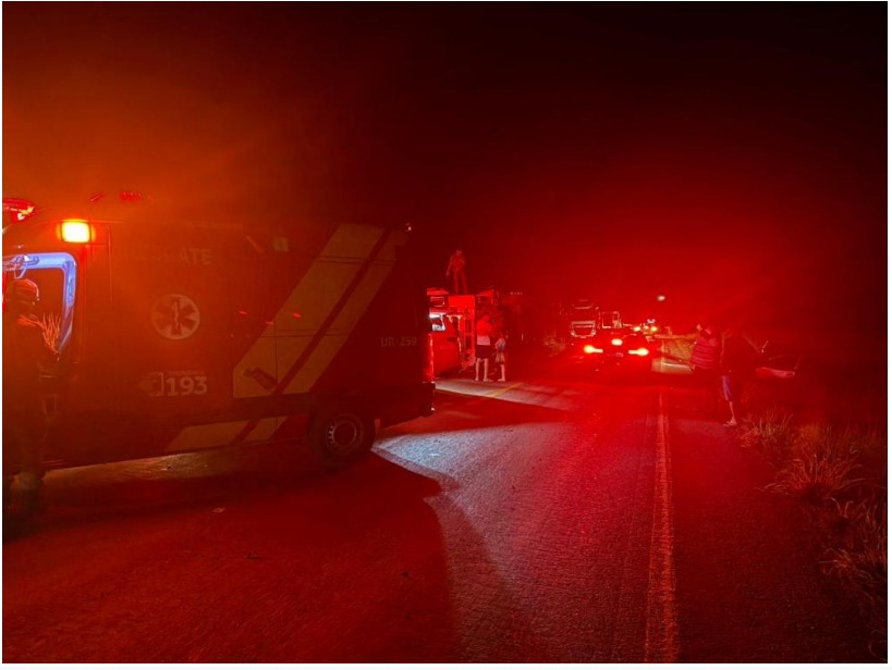 Batida entre caminhão e carro deixa dois mortos na GO-164, em São Miguel do Araguaia (foto: CBMGO)