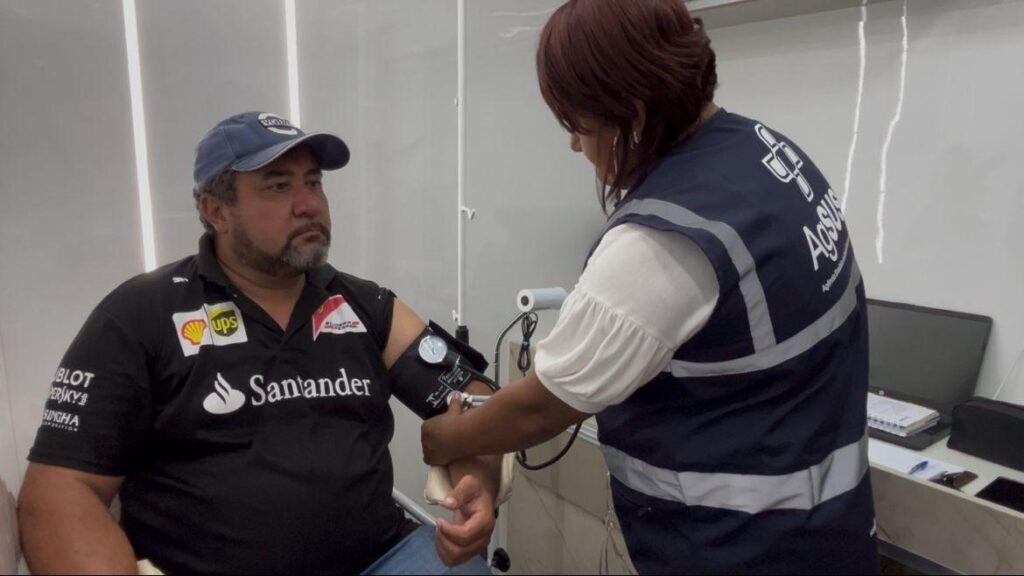 Unidade móvel do Ministério da Saúde oferece vacinação, exames e consultas a caminhoneiros em rodovia de Goiás