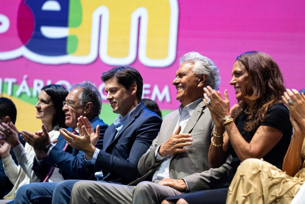 Caiado, Gracinha e Daniel Vilela recepcionam 5 mil novos beneficiários do ProBem