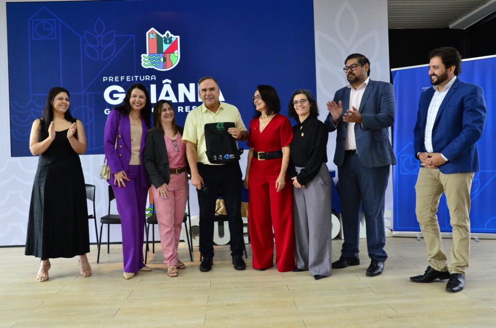 Mabel entrega certificados a servidores capacitados em inglês para o MotoGP em Goiânia