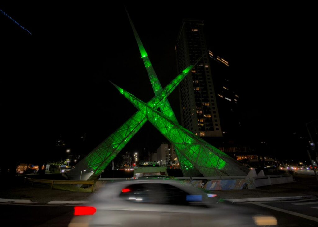 Viaduto Latif Sebba iluminado de verde (Foto: divulgação)
