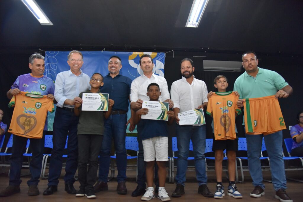 Leandro Vilela entrega uniformes a atletas aparecidenses que irão disputar GO Cup 2026