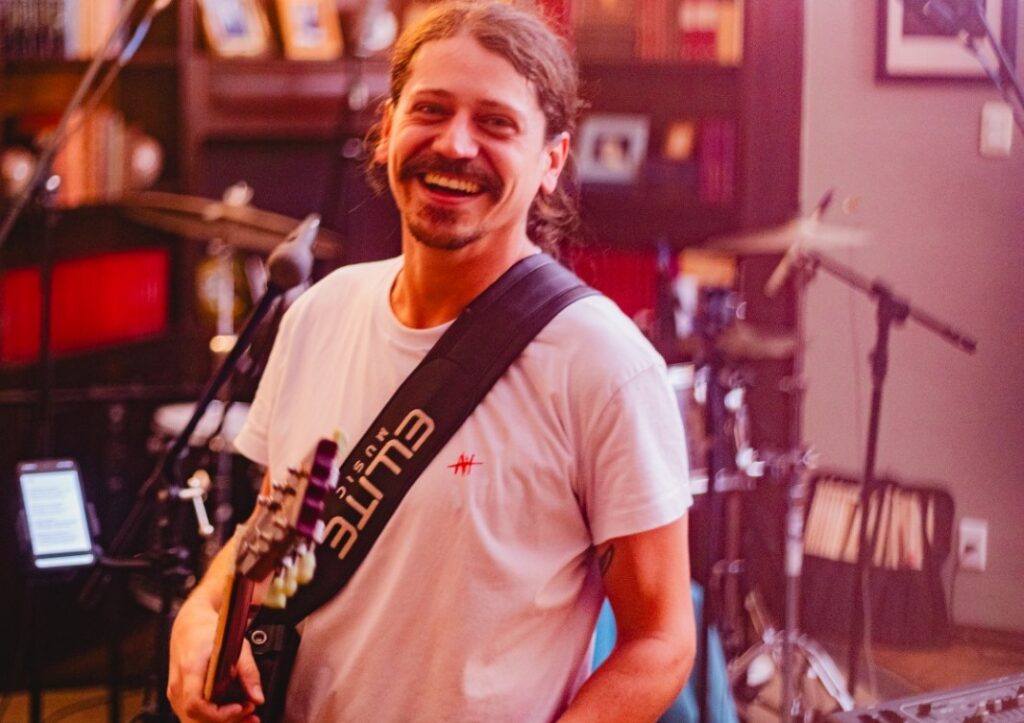 Vocalista da Overfuzz, Brunno Veiga estreia carreira solo com o single A Outra Face
