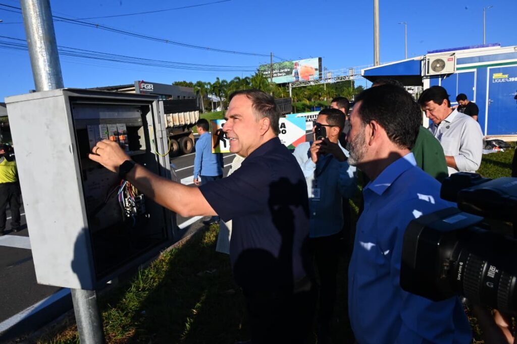 Mabel entrega reconfiguração semafórica de cruzamento na GO-020