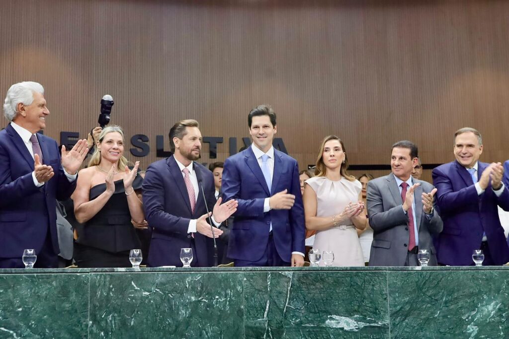 Assista ao momento em que Daniel Viela faz o juramento como governador de Goiás