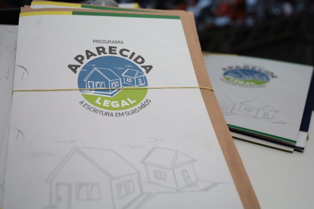 Mais de 90 famílias recebem escrituras definitivas de imóveis em Aparecida de Goiânia 