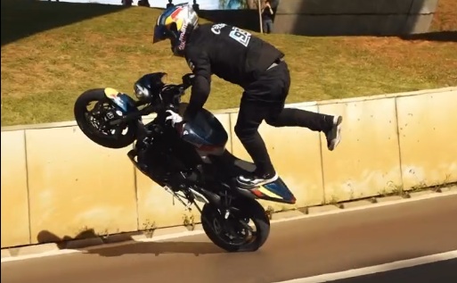 Piloto americano faz manobras na Avenida 85 para celebrar chegada do MotoGP em Goiânia