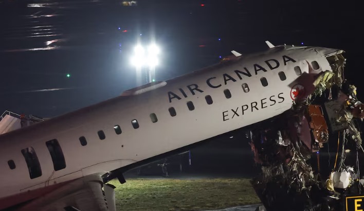 Piloto e o copiloto morrem após avião colidir com veículo em aeroporto de Nova York