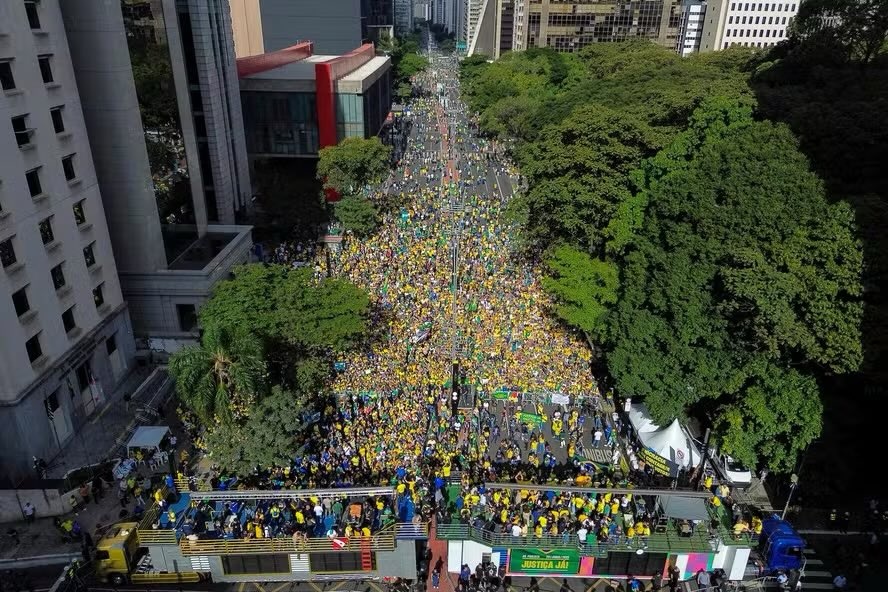 Direita faz ato na Paulista contra Lula e STF