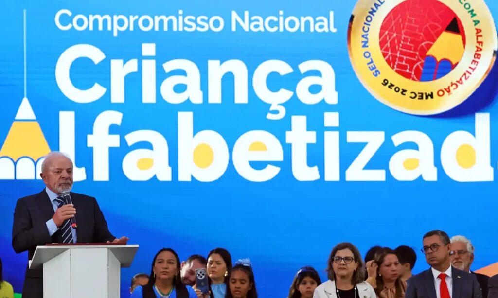 Brasil atinge meta com 66% das crianças alfabetizadas em idade certa