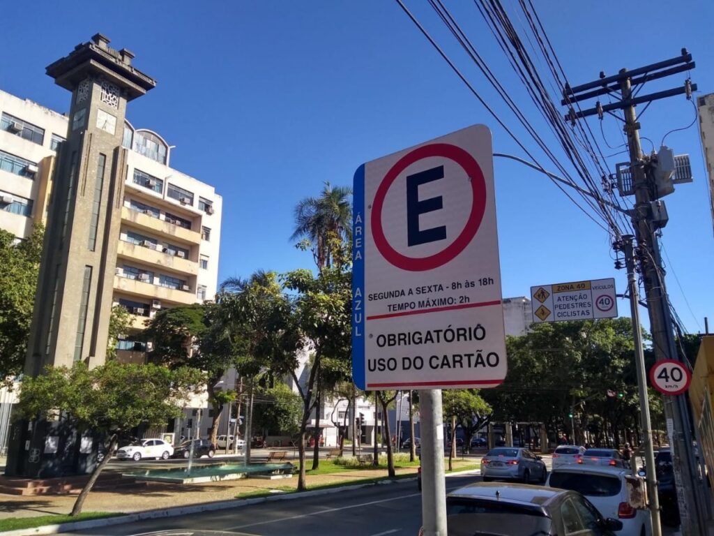 Projeto proíbe cobrança por vaga de estacionamento em vias públicas de Goiânia 