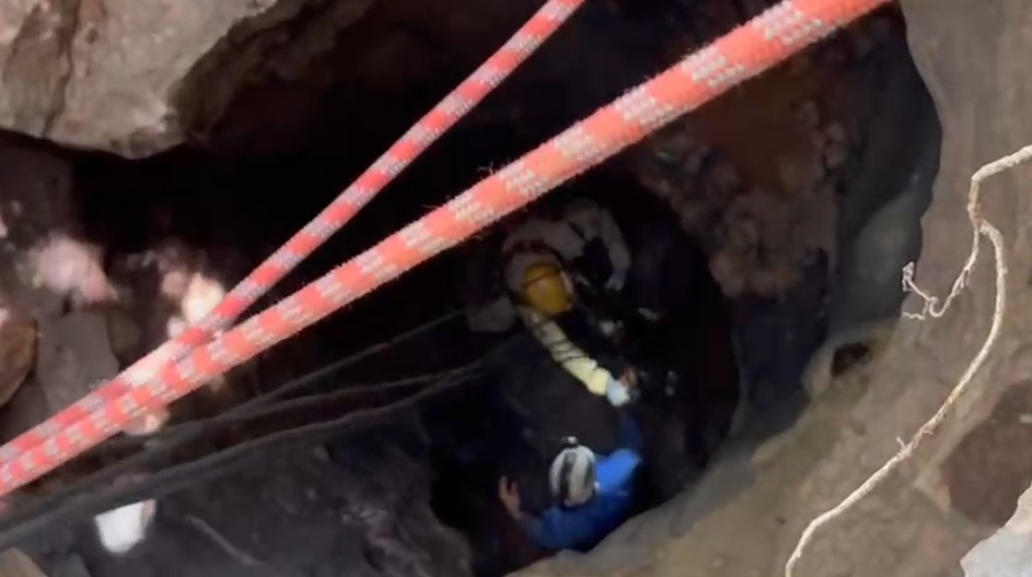 Pesquisador da UFMG é resgatado após queda em caverna em Posse; veja vídeo