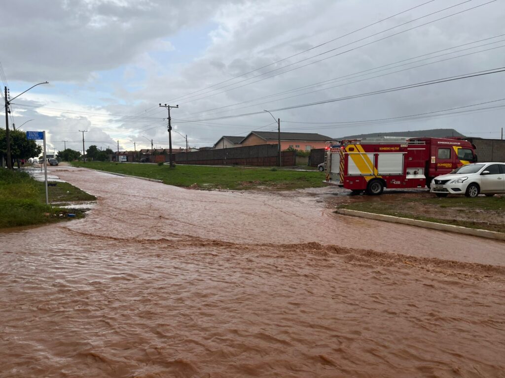 Forte chuva alaga creche e mobiliza retirada de quase 100 crianças em Posse