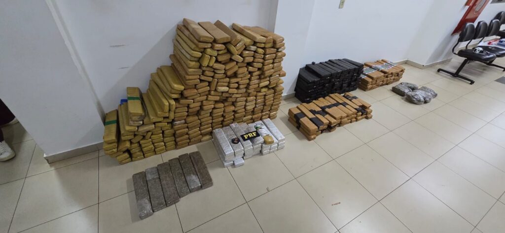 PRF e PMGO apreendem meia tonelada de maconha em Guapó