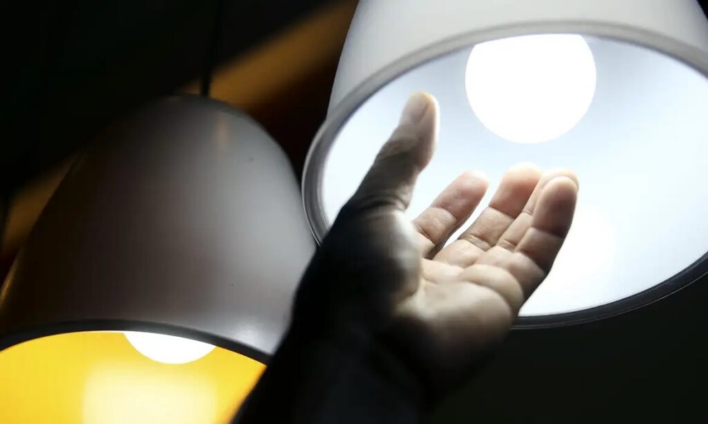 Aneel mantém bandeira verde e conta de luz não terá acréscimo em abril