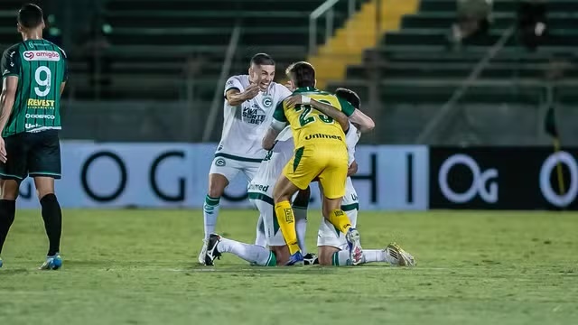 Com gol de Anselmo Ramon, Goiás vence o Maringá e avança na Copa do Brasil