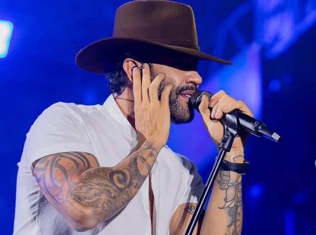 Gusttavo Lima faz show surpresa e gratuito em Bela Vista de Goiás