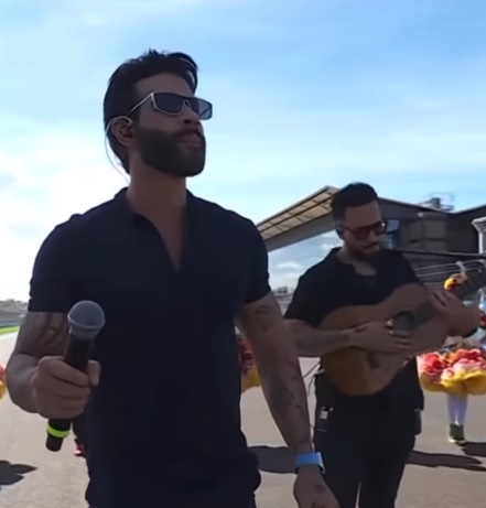 MotoGP Goiânia: Gusttavo Lima canta hino nacional acompanhado de viola caipira; assista