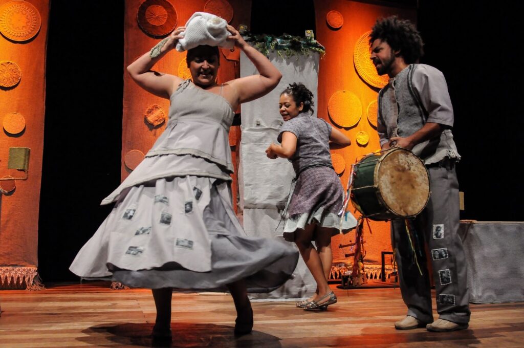 Cia de Teatro Nu Escuro realiza apresentação gratuita do espetáculo “Plural” em Goiânia