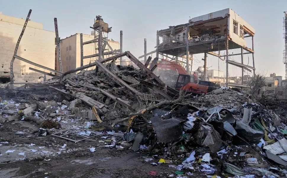 Irã ataca base aérea no Bahrein; EUA atingem Guarda Revolucionária