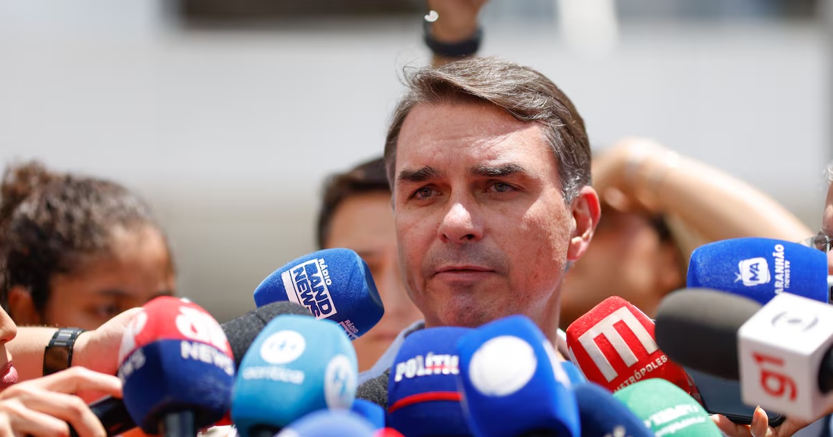 Defesa aguarda novo laudo para pedir prisão domiciliar de Bolsonaro, diz Flávio