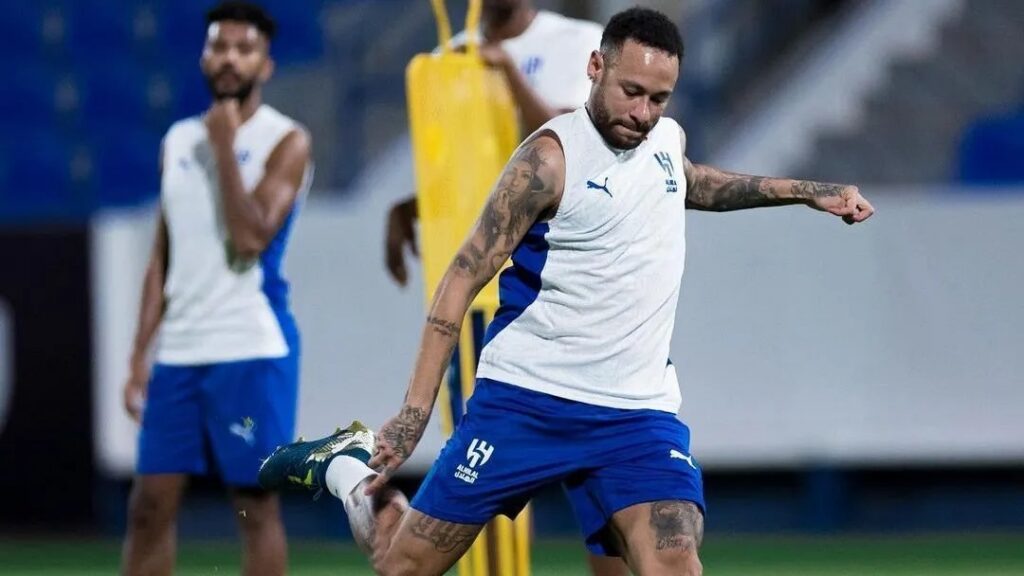 Neymar volta a treinar enquanto ouve coro por seu nome na seleção brasileira