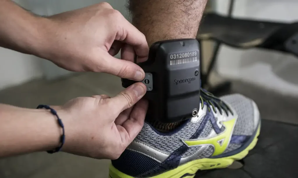 Câmara aprova uso obrigatório de tornozeleira por agressores de mulher (foto: Tiago Stille/Gov Ceará)