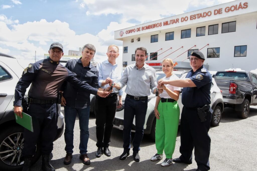 Aparecida recebe novos veículos do programa Goiás do Crescimento