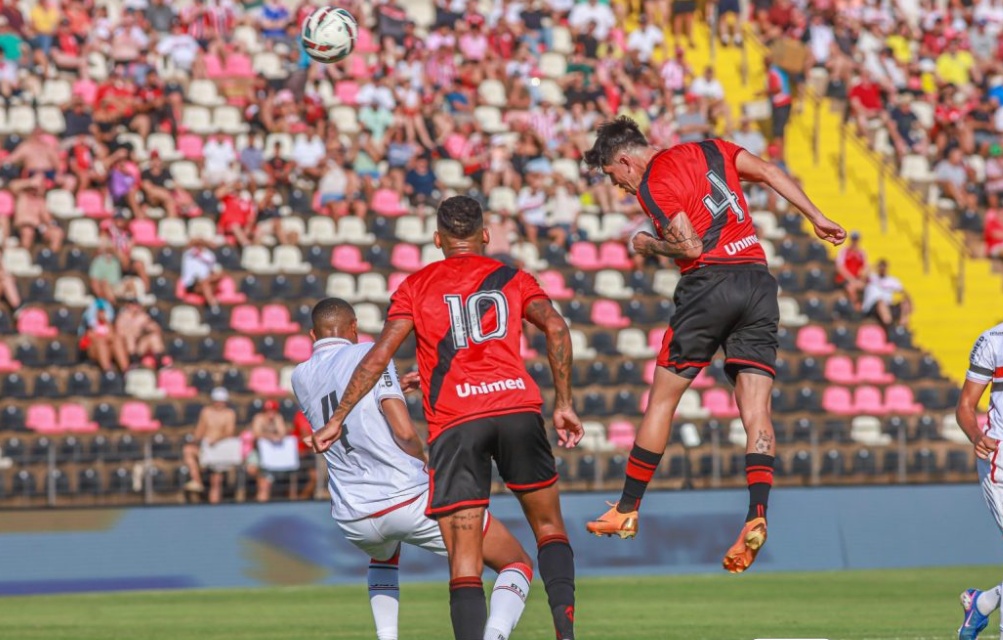Atlético Goianiense empata com o Botafogo SP no Estádio Santa Cruz em Riberão Preto