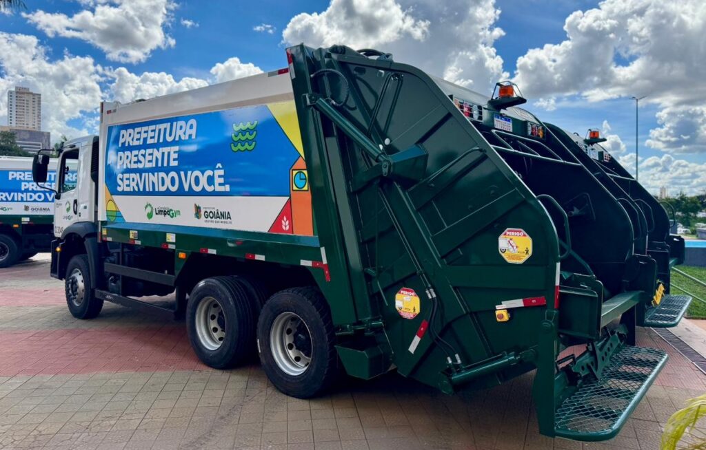 Mabel entrega novos caminhões compactadores para coleta domiciliar em Goiânia