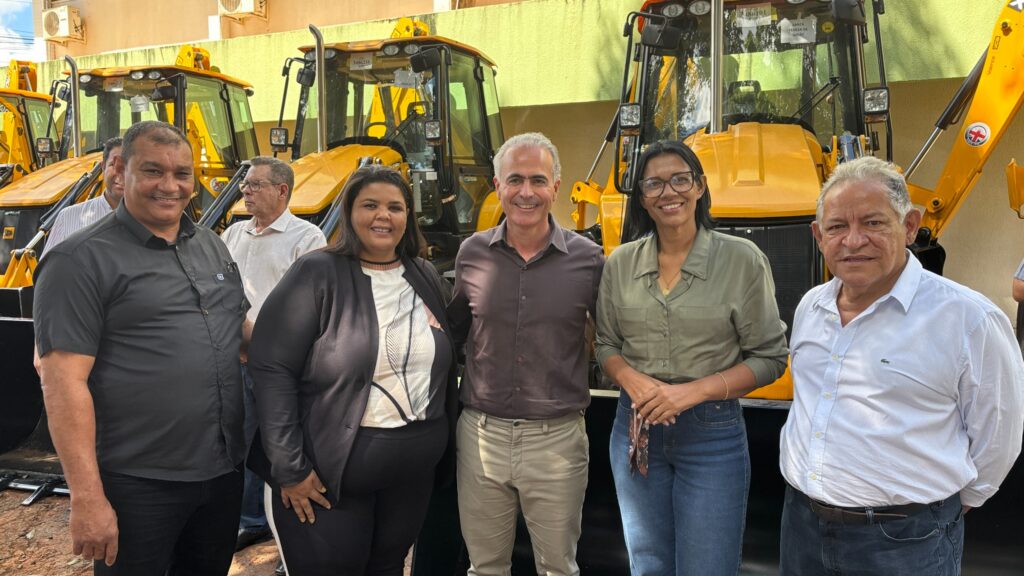 Governo de Goiás entrega 16 máquinas a 15 municípios pelo Programa Mecaniza Campo