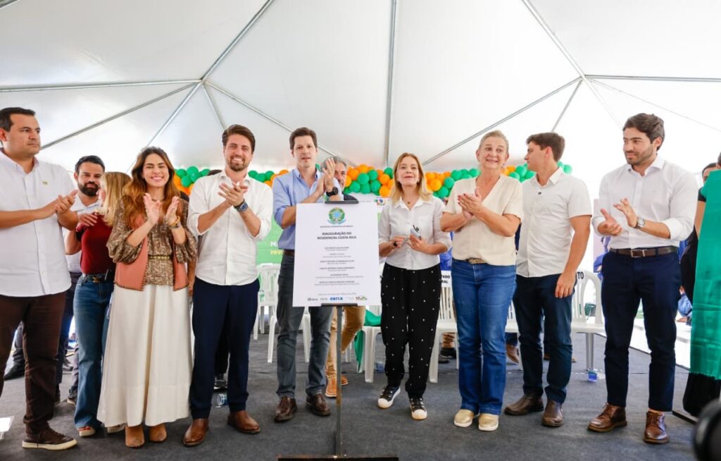 Daniel Vilela entrega 324 moradias em Valparaíso de Goiás