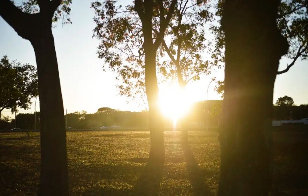 Onda de calor no feriado deixa temperaturas até 5°C acima da média