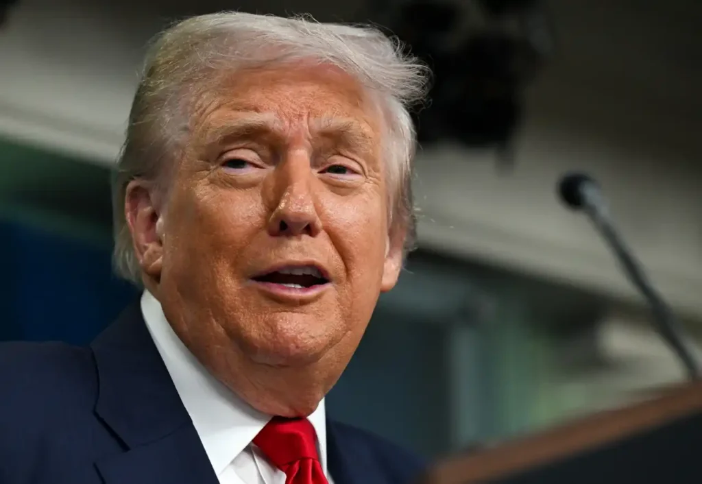 A caminho de Pequim, Trump diz que pedirá a Xi que ‘abra’ a China