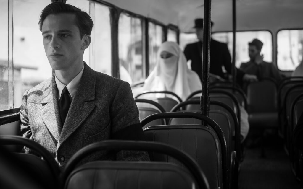 ‘O Estrangeiro’ é adaptação à altura do clássico de Camus