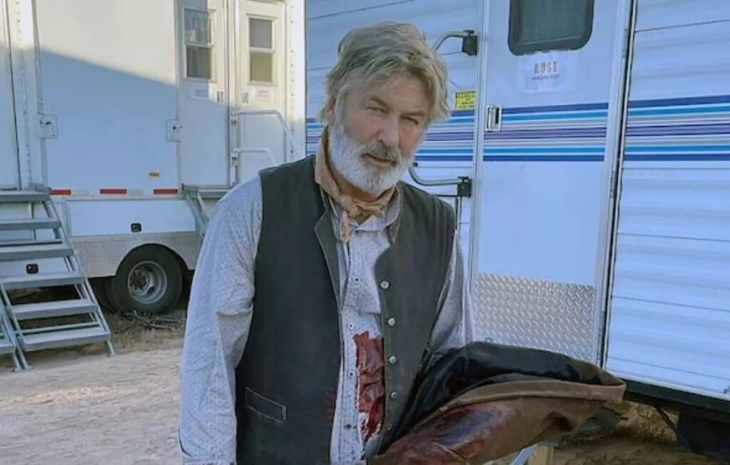 Alec Baldwin enfrentará julgamento civil sobre disparo em set de 'Rust'