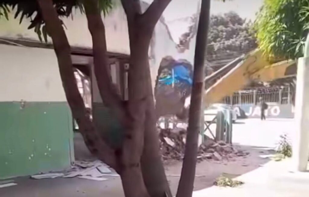 Prefeitura derruba banheiros que serviam de esconderijo para criminosos no Mercado Aberto de Goiânia