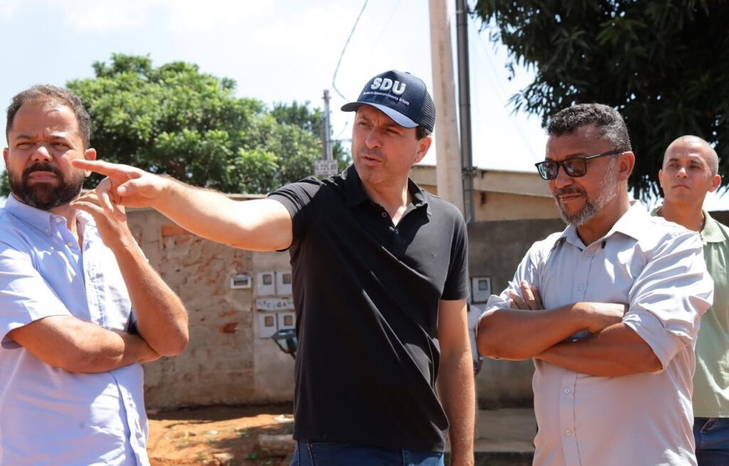 Leandro Vilela vistoria obras do Jardim Tiradentes em Aparecida
