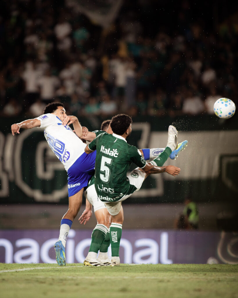 Goiás marca no último lance e arranca empate contra o Cruzeiro no Serra Dourada