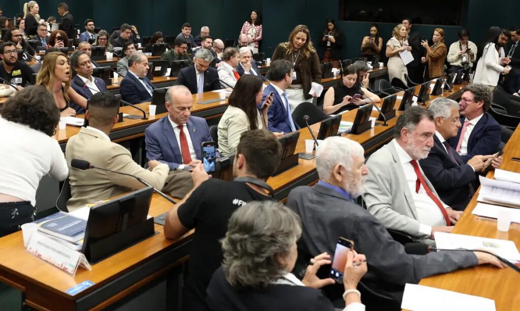 Presidente da CCJ da Câmara concede vista das PECs da escala 6×1 e votação é adiada
