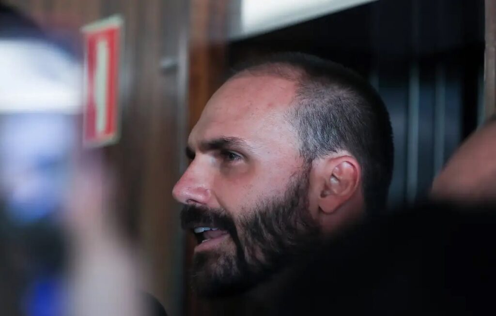 Moraes vota para condenar Eduardo Bolsonaro por difamação