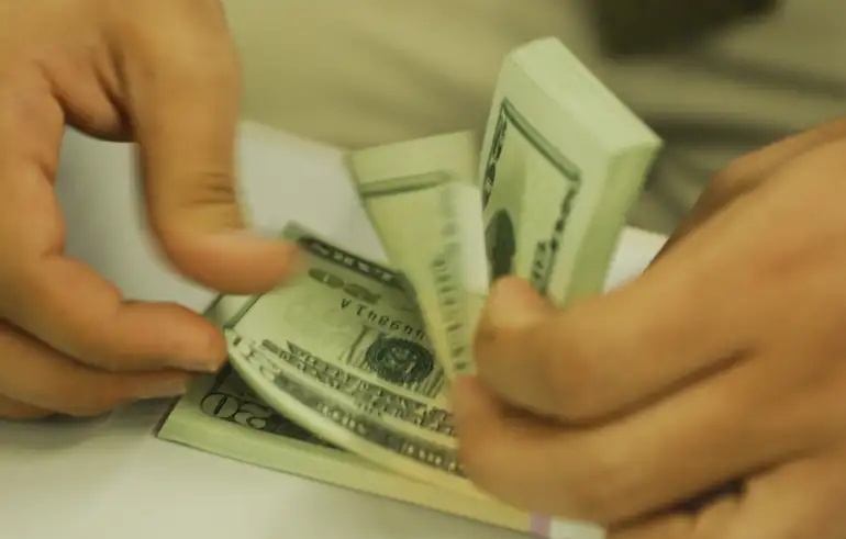 Dólar fecha em leve queda, a R$ 4,9742, menor valor em dois anos
