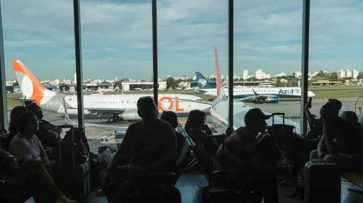 Congonhas e Guarulhos têm voos cancelados nesta sexta por conta de impacto da pane da véspera