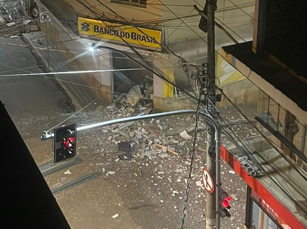 Grupo armado explode agência do Banco do Brasil no interior de Minas Gerais