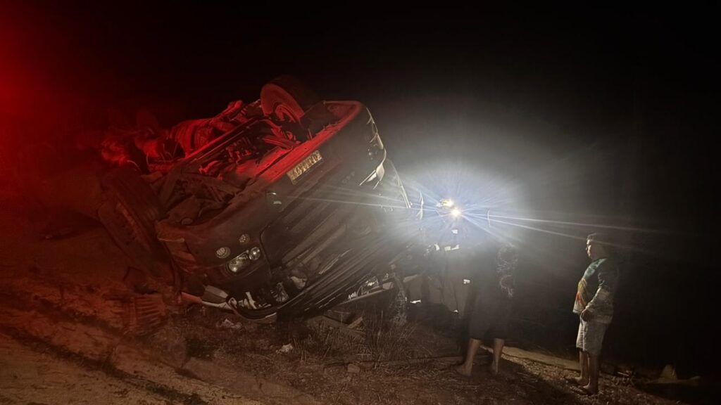 Motorista fica preso às ferragens após carreta tombar na GO-309