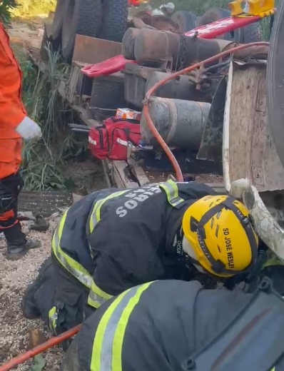 Motorista é resgatado das ferragens após capotamento de carreta em Luziânia