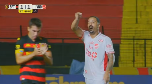 Atacante do Vila Nova recebe vermelho por fazer gesto de 'roubo' para o juiz no fim do jogo