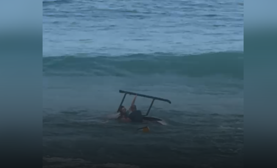 Helicóptero faz pouso forçado no mar na Barra da Tijuca; veja imagens